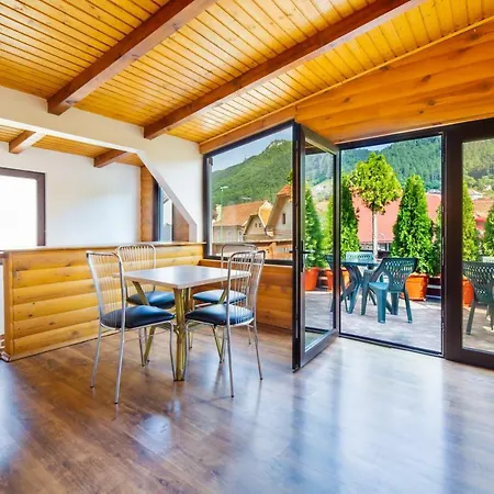 Проживання в сім'ї Casa Ivett *